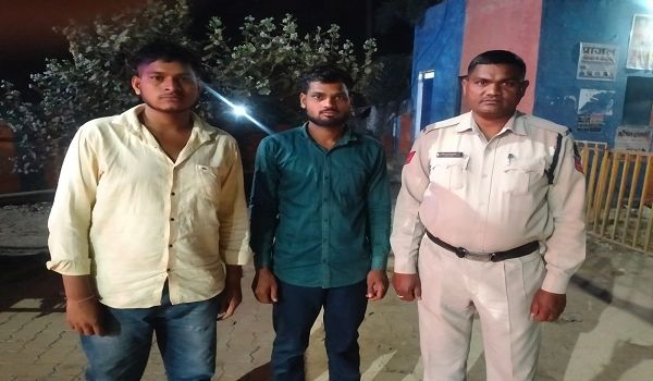 होली त्यौहार के दौरान बेजुबान जानवर (कुत्ते) को प्रताड़ित कर वीडियो सोशल मीडिया में वायरल करने वाले आरोपियों को गिरफ्तार किया गया