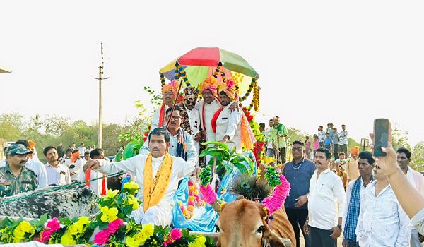 बैलगाड़ी पर सवार होकर बारात पहुंचे राजिम विधायक रोहित साहू
