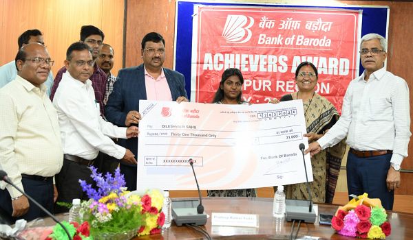 कृषि विश्वविद्यालय के तीन मेधावी छात्रों को बैंक ऑफ बड़ौदा अचीवर्स अवॉर्ड -2026 से सम्मानित