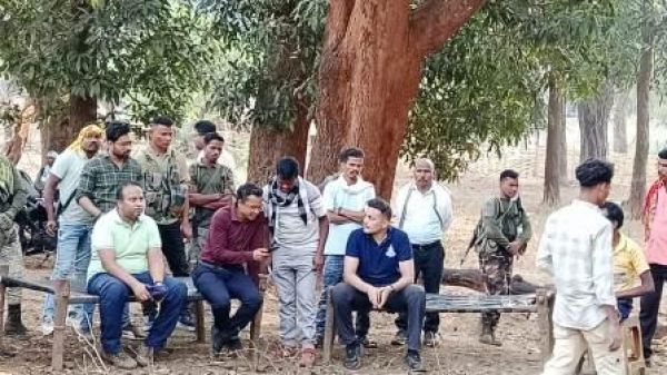 विकास की राह: ऊबड़-खाबड़ रास्तों को मात देकर ग्रामीणों के बीच पहुँचे कलेक्टर