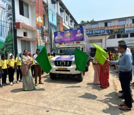 कलेक्टर ने बस्तर हेरिटेज मैराथन के लिए प्रचार रथ को हरी झंडी दिखाकर किया रवाना
