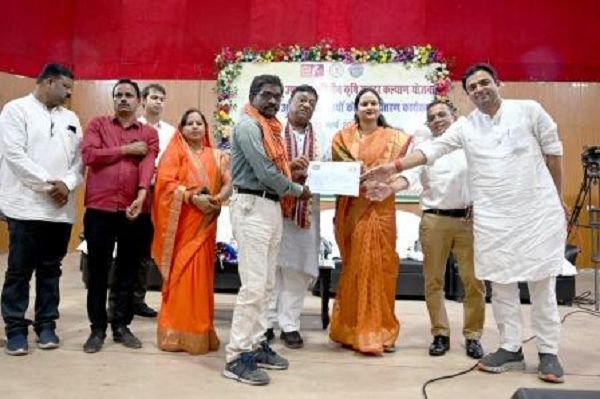 मुख्यमंत्री साय ने लगभग 5 लाख भूमिहीन कृषि मजदूर परिवारों को 500 करोड़ रुपये की दी सौगात