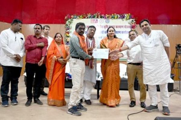 मुख्यमंत्री साय ने लगभग 5 लाख भूमिहीन कृषि मजदूर परिवारों को 500 करोड़ रुपये की दी सौगात