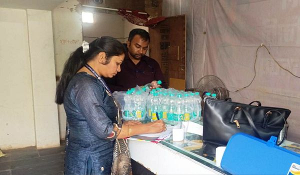अवैध उत्पादन पर बड़ी कार्रवाई: बिल्स वॉटर ड्रिंको से 2016 बोतलें सीज, नमूने जांच के लिए भेजे गए