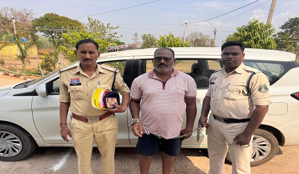 गरियाबंद पुलिस द्वारा 09 लाख रूपये के हीरा के साथ कालाहाण्डी उड़ीसा के हीरा तस्कर को किया गया गिरफ्तार।