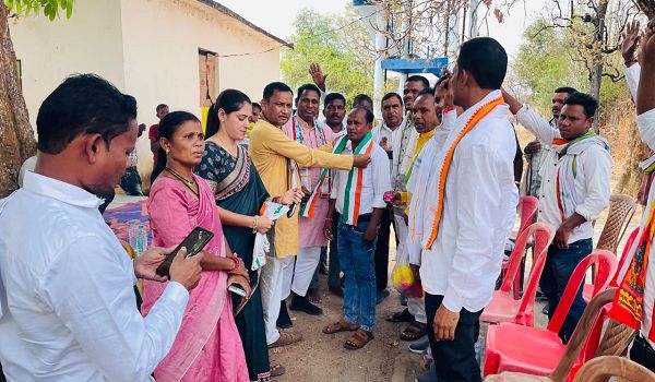 कांग्रेस की विचारधारा से प्रभावित होकर सरपंच ने थामा कांग्रेस का दामन