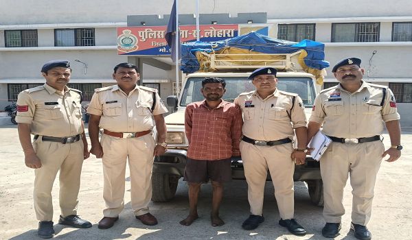 ""चोरी का पिकअप वाहन जंगल से बरामद आरोपी गिरफ्तार""