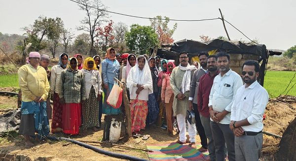 गांव में खेतिहर मजदूरों और किसानों के साथ भाजपा कार्यकर्ताओं ने सुनी &lsquo;मन की बात&rsquo;