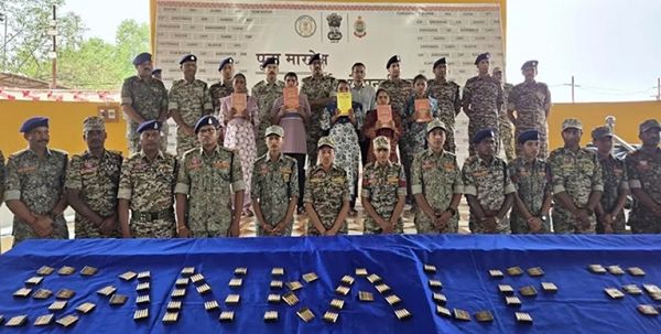 दंतेवाड़ा में 5 नक्सलियों ने किया सरेंडर, 40 हथियार बरामद