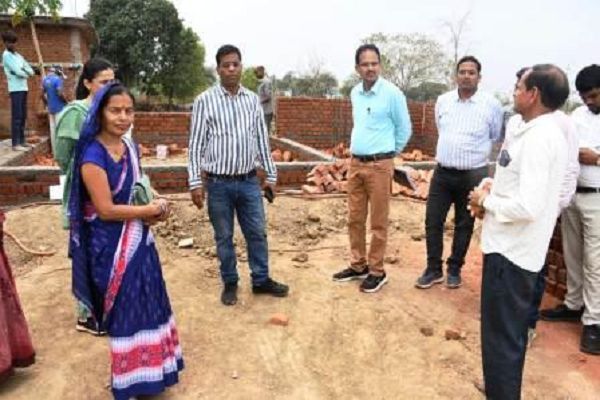 कलेक्टर डॉ. संजय कन्नौजे ने ग्राम छोटे लेंधरा का किया औचक निरीक्षण