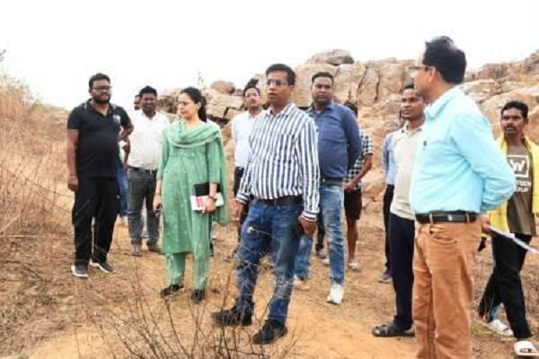 किसानों की समस्या सुन, तालाब निरीक्षण करने पैदल गए कलेक्टर डॉ संजय कन्नौजे