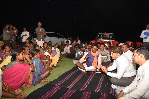 कलेक्टर ने सुदूर वनांचल ग्राम भुरसीपकरी में लगाई रात्रि चौपाल