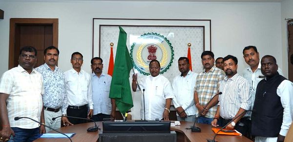 मंत्री श्री नेताम ने बलरामपुर जिले के लिए वर्चुअल रूप से 9 नई एम्बुलेंस को दिखाई हरी झंडी