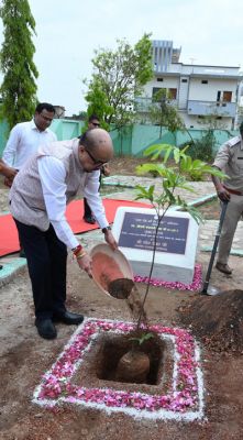राज्यपाल श्री रमेन डेका ने जशपुर के मातृत्व वन में किया सीता अशोक के पौधे का रोपण