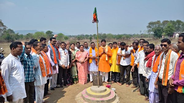 झाखरपारा मंडल में गूंजा भाजपा का 47वां स्थापना दिवस, ध्वजारोहण के साथ कार्यकर्ताओं ने लिया राष्ट्रसेवा का संकल्प