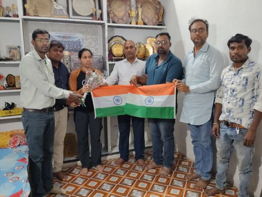 पर्वतारोही सुश्री अमिता श्रीवास को मेडिकल टीम लोरमी ने शुभकामनाएं दी