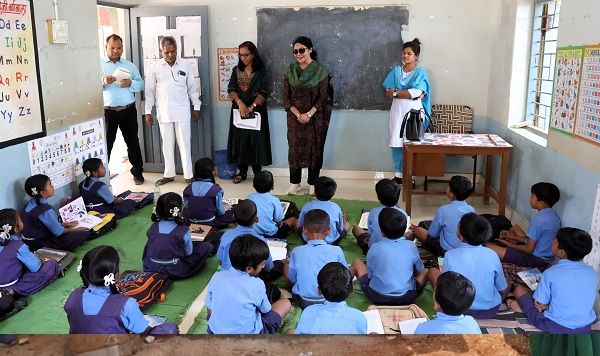 कलेक्टर ने प्राथमिक शाला टेंगना बरपारा का निरीक्षण कर व्यवस्थाओं का लिया जायजा