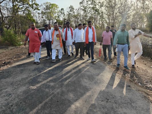 सांसद संतोष पांडेय ने तरेगांव जंगल क्षेत्र में बन रहे सड़क निर्माण का किया निरीक्षण, कहा- गुणवत्ता से कोई समझौता नहीं