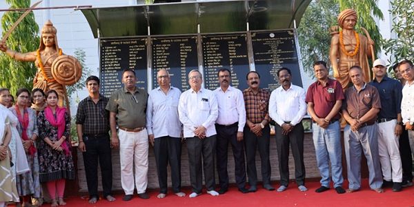 अटल बिहारी वाजपेयी विवि में बिरसा मुंडा और रानी दुर्गावती की प्रतिमाओं का अनावरण