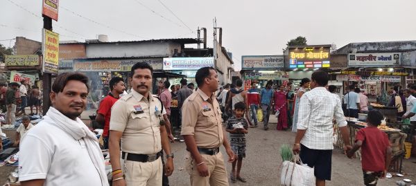 साप्ताहिक बाजार में सुरक्षा व्यवस्था कड़ी, पुलिस रही मुस्तैद