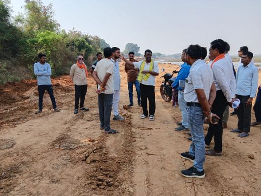 राजिम में सुबह से ही निर्माण कार्यो का मौका निरीक्षण के लिए बुलेट पर निकल गए विधायक रोहित 