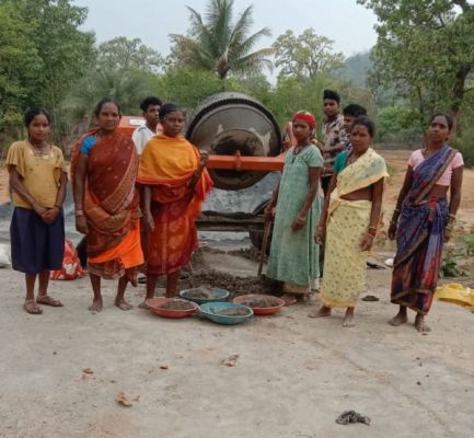 ईंट निर्माण कार्य से आत्मनिर्भर बन रही हैं समूह की महिलाएं