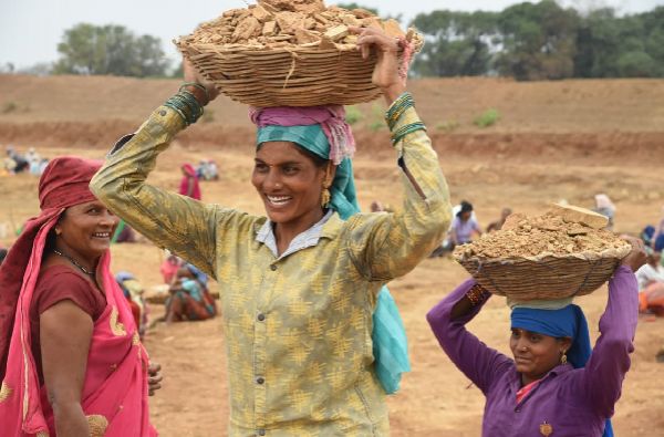 छत्तीसगढ़ में आर्थिक और सामाजिक सशक्त हो रहीं महिला श्रमिक