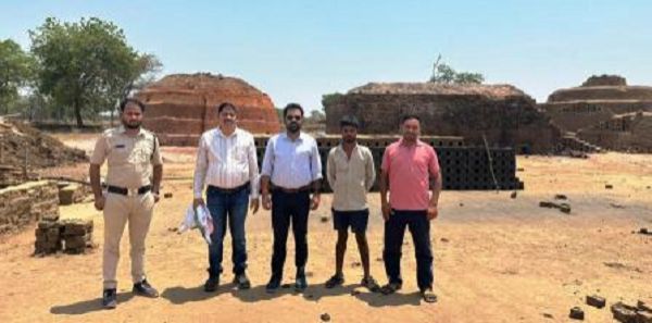 अवैध रूप से संचालित ईट भट्ठा पर कार्रवाई, 1 लाख 5 हजार से अधिक ईट जप्त