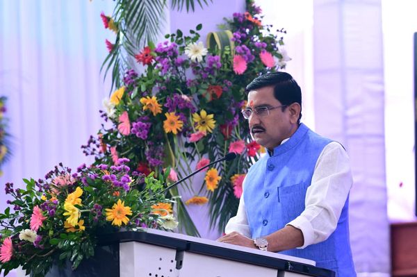 केंद्रीय राज्य मंत्री तोखन साहू ने मेधावी विद्यार्थियों को दी बधाई,अंशुल शर्मा से पसंदीदा मिठाई &lsquo;सोनपापड़ी&rsquo; के साथ   मुलाकात का किया वादा