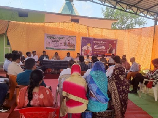 बस्तर मुन्ने और सुशासन तिहार : सीईओ ने सुदूरवर्ती ग्राम कंदाड़ी में लगाई चौपाल