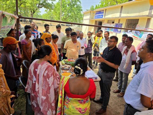 पुसगुड़ा में दिखी सुशासन की सच्ची तस्वीर, महुआ पेड़ के नीचे लगी जनचौपाल