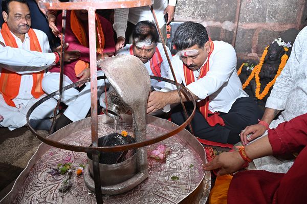 उप मुख्यमंत्री श्री विजय शर्मा, वन मंत्री श्री केदार कश्यप एवं सांसद श्री संतोष पाण्डेय ने भोरमदेव मंदिर में की पूजा-अर्चना  