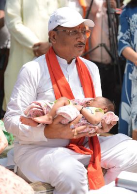 एक माह के नवजात का मुख्यमंत्री ने किया नामकरण, &ldquo;रविशंकर&rdquo; नाम से गूंजा गांव का आंगन