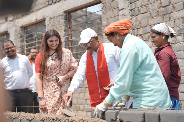 निर्माण स्थल पर मुख्यमंत्री का श्रमदान: श्रमिक बहनों के साथ की ईंट जोड़ाई