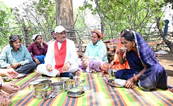 सीएम साय ने श्रमिकों संग बैठकर खाया बोरे बासी और आमा चटनी