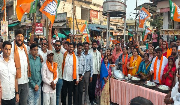 जिला मुख्यालय स्थित तिरंगा चौक में भव्य विजय उत्सव का आयोजन किया गया