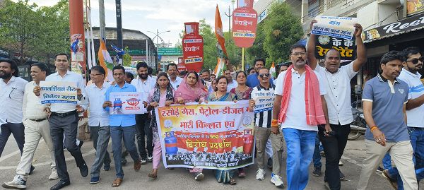 महंगाई पर फूटा कांग्रेस का गुस्सा &ldquo;मोदी सरकार जनता की जेब काटने में व्यस्त