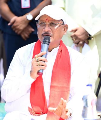 आम की छांव में बदले सपनों के मायने: मुख्यमंत्री ने कहा अब करोड़पति दीदी बनने की सोचिए