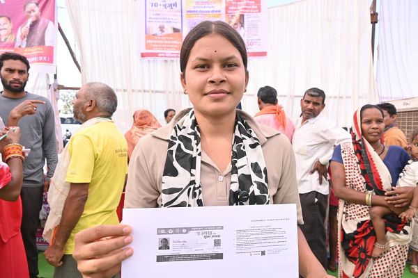 &rsquo;सुशासन तिहार&rsquo; : आवेदन के चंद घंटों में कौशिल्या को मिला आयुष्मान कार्ड, खिले चेहरे