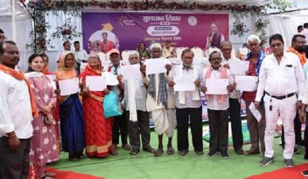 जनसमस्या निवारण शिविर में शासन के जनकल्याणकारी योजनाओं से लाभान्वित हुए ग्रामीण व हितग्राही