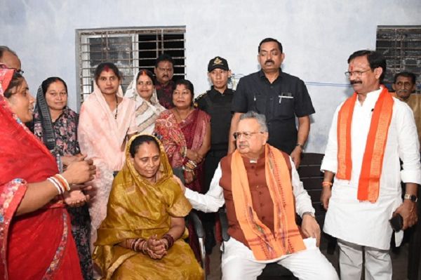 विधानसभा अध्यक्ष ने पद्मश्री फूलबासन यादव से मिलकर कुशलक्षेम जाना