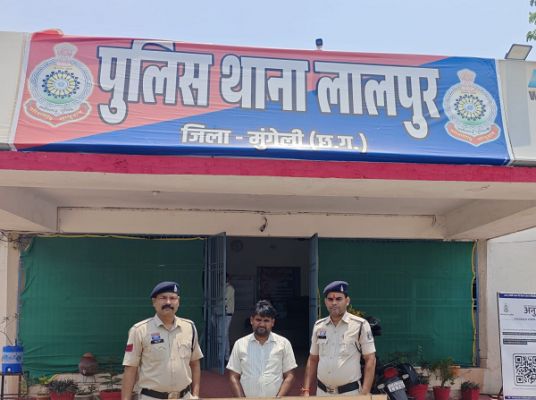 थाना लालपुर क्षेत्रांतर्गत ग्राम मुड़िया में कच्ची महुआ शराब बिक्री करते आरोपी को पुलिस ने किया गिरफ्तार