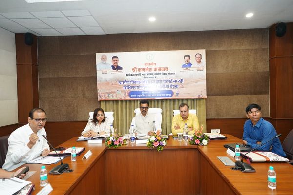  केंद्रीय राज्य मंत्री श्री कमलेश पासवान ने ग्रामीण विकास योजनाओं की प्रगति की समीक्षा की