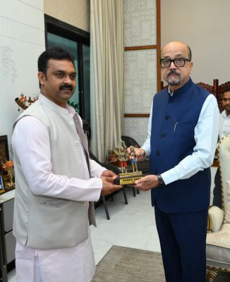 राज्यपाल श्री डेका से केन्द्रीय ग्रामीण विकास राज्य मंत्री श्री पासवान ने किया सौजन्य भेंट