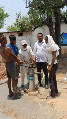 भीषण गर्मी में राहत की बड़ी पहल: महुआ पारा में दुरुस्त हुए हैंडपंप, ग्रामीणों को मिलने लगा स्वच्छ पेयजल