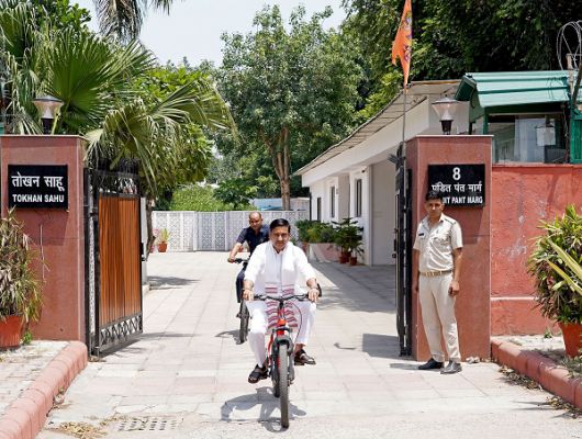 प्रधानमंत्री नरेंद्र मोदी की प्रेरणा से केन्द्रीय राज्यमंत्री तोखन साहू ने काफिले के वाहनों की संख्या घटाने के दिए निर्देश