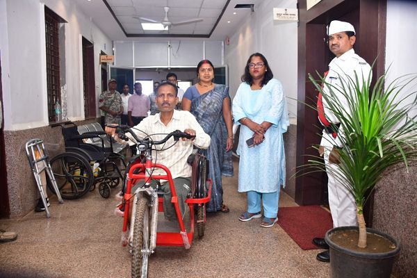 &rsquo;दिव्यांग बुद्ध सिंह को मिला मोटराइज्ड ट्रायसायकल&rsquo;