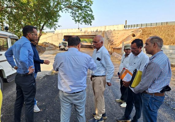 लोक निर्माण विभाग के सचिव ने निर्माणाधीन कुरुद-सिर्री मार्ग और सिर्री-चटौद सड़क का किया निरीक्षण