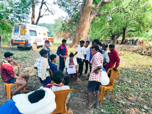 दुर्गम जंगलों के बीच पहुंची स्वास्थ्य टीमः ग्राम गमपुर में 771 ग्रामीणों का हुआ यूनिवर्सल हेल्थ स्क्रीनिंग सर्वे