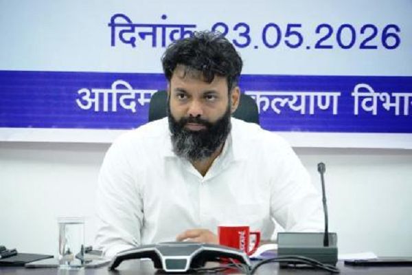 कलेक्टर ने पहाड़ी कोरवा विघालय के संचालन शैक्षणिक गतिविधियों की समीक्षा